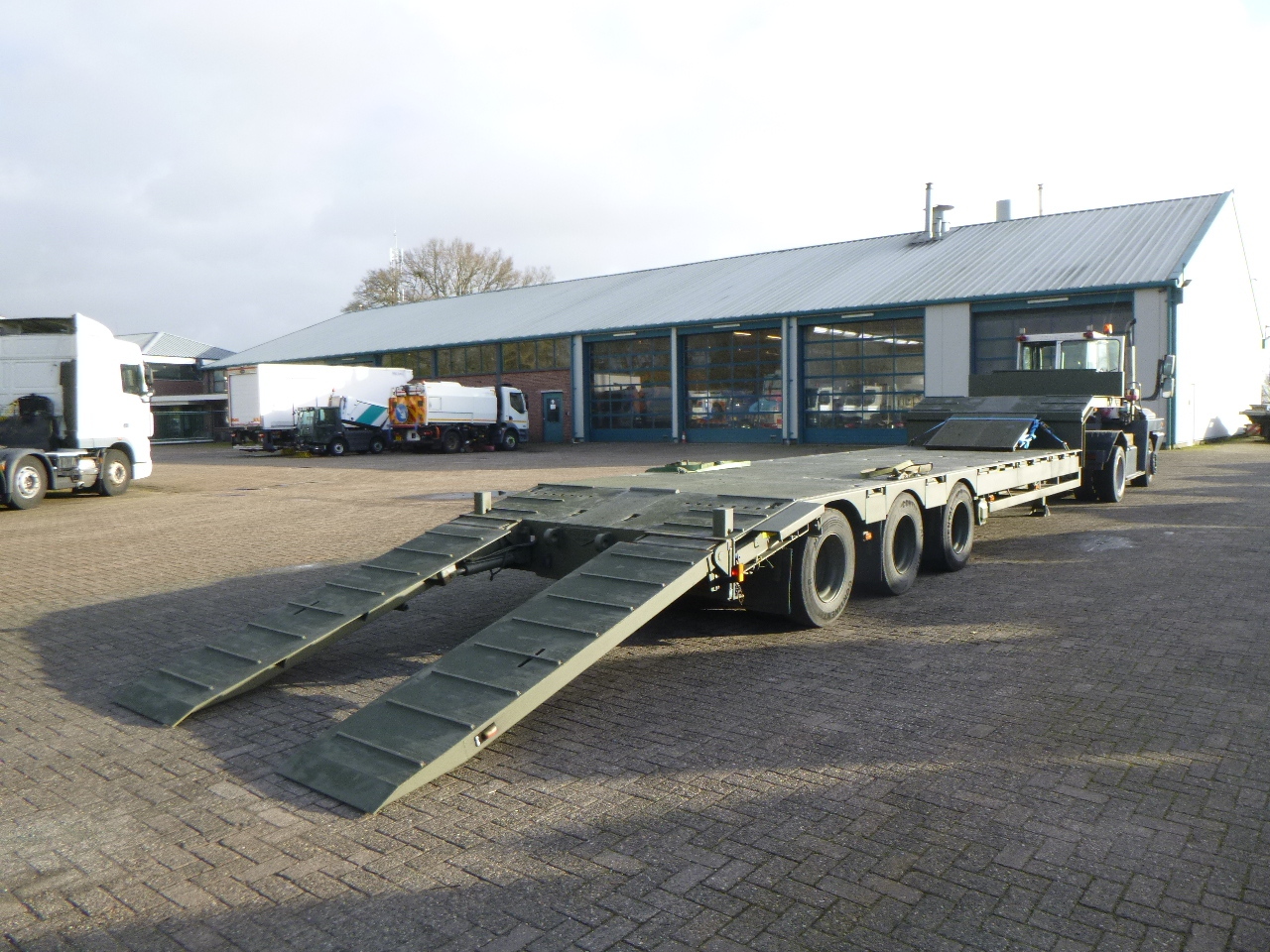 عربة مسطحة منخفضة نصف مقطورة Broshuis 3-axle semi-lowbed trailer E-2130 / 73 t + ramps: صور 6