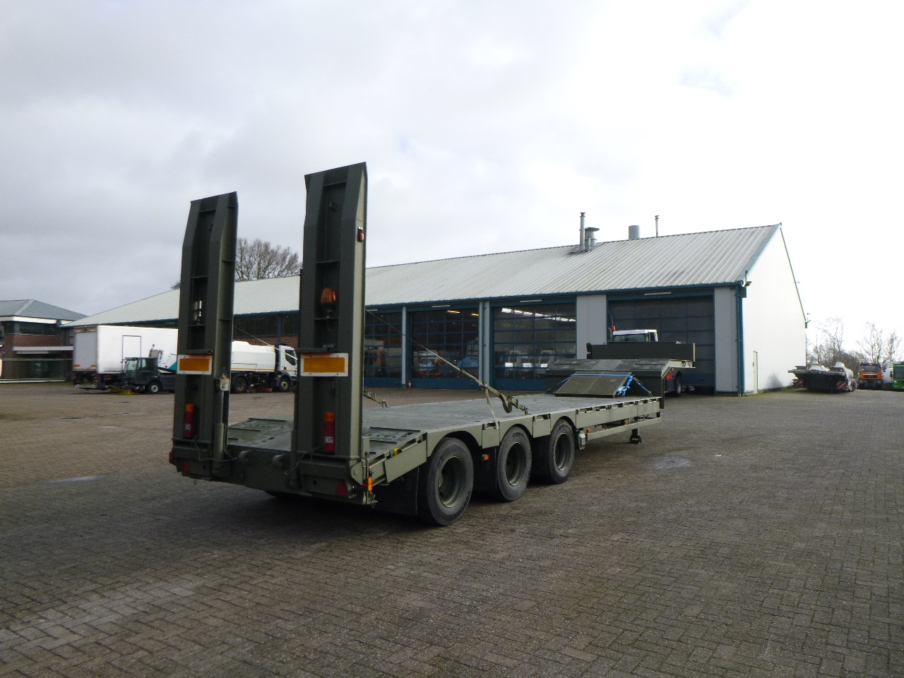 عربة مسطحة منخفضة نصف مقطورة Broshuis 3-axle semi-lowbed trailer E-2130 / 73 t + ramps: صور 3