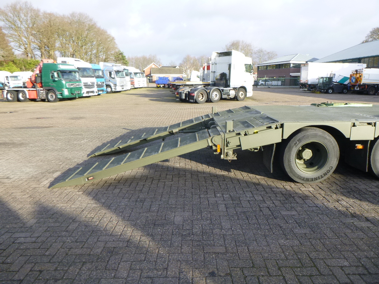 عربة مسطحة منخفضة نصف مقطورة Broshuis 3-axle semi-lowbed trailer E-2130 / 73 t + ramps: صور 11