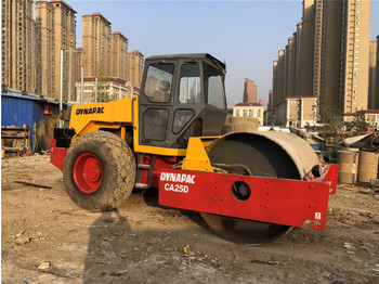 مدحلة الأسفلت DYNAPAC CA25D