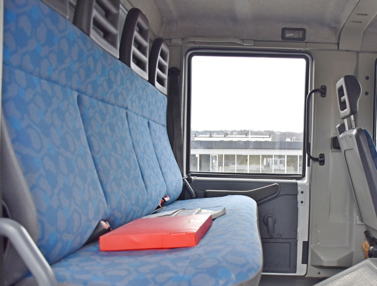 شاحنات مسطحة, شاحنة كرين IVECO Eurocargo 130E18: صور 12