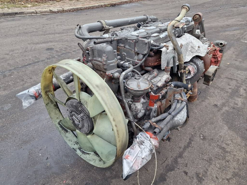 المحرك - شاحنة Iveco EUROSTAR 8210: صور 3