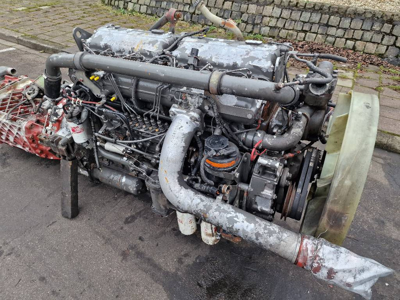 المحرك - شاحنة Iveco EUROSTAR 8210: صور 4