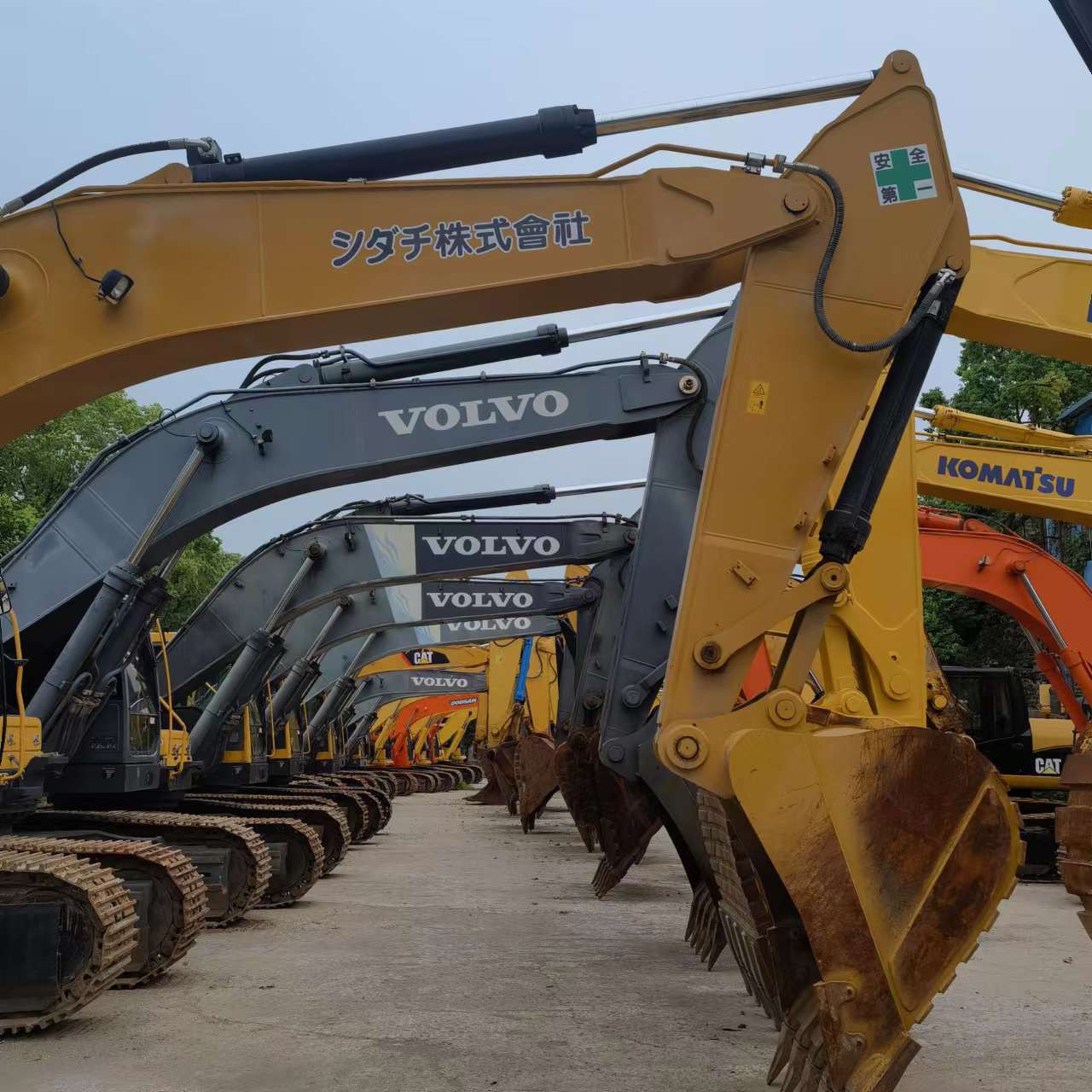 Qingdao Higher Weight Trade Co. LTD - شاحنة SINOTRUK - سنة: 2024, الصين, 6x4 undefined: صور 7