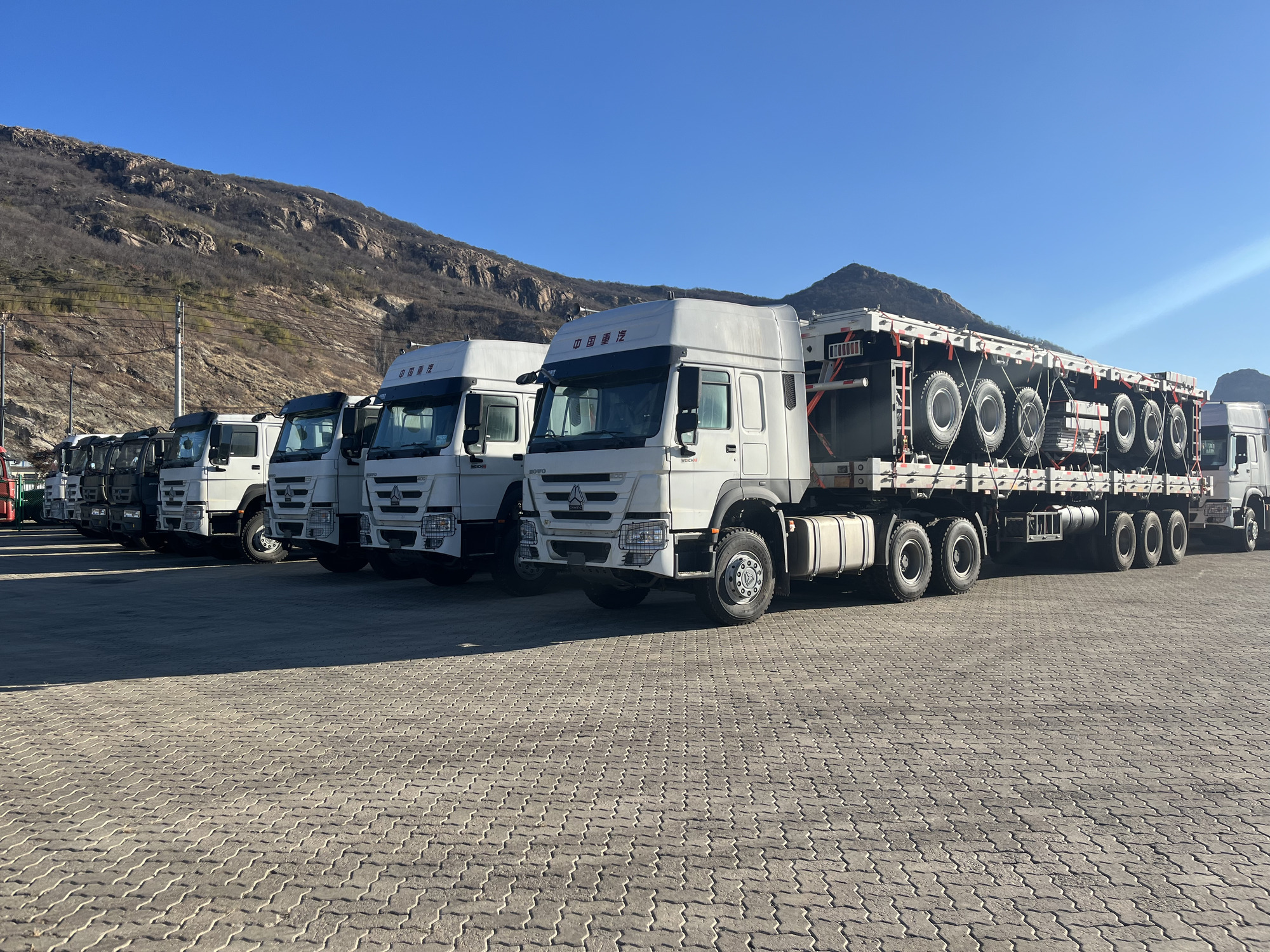 Qingdao Higher Weight Trade Co. LTD - شاحنة SINOTRUK - سنة: 2024, الصين, 6x4 undefined: صور 4