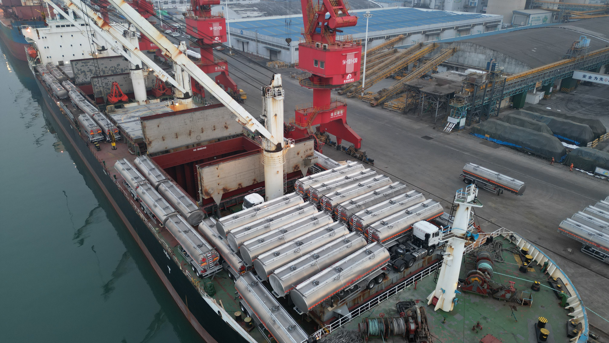 Qingdao Higher Weight Trade Co. LTD - شاحنة SINOTRUK - سنة: 2024, الصين, 6x4 undefined: صور 2