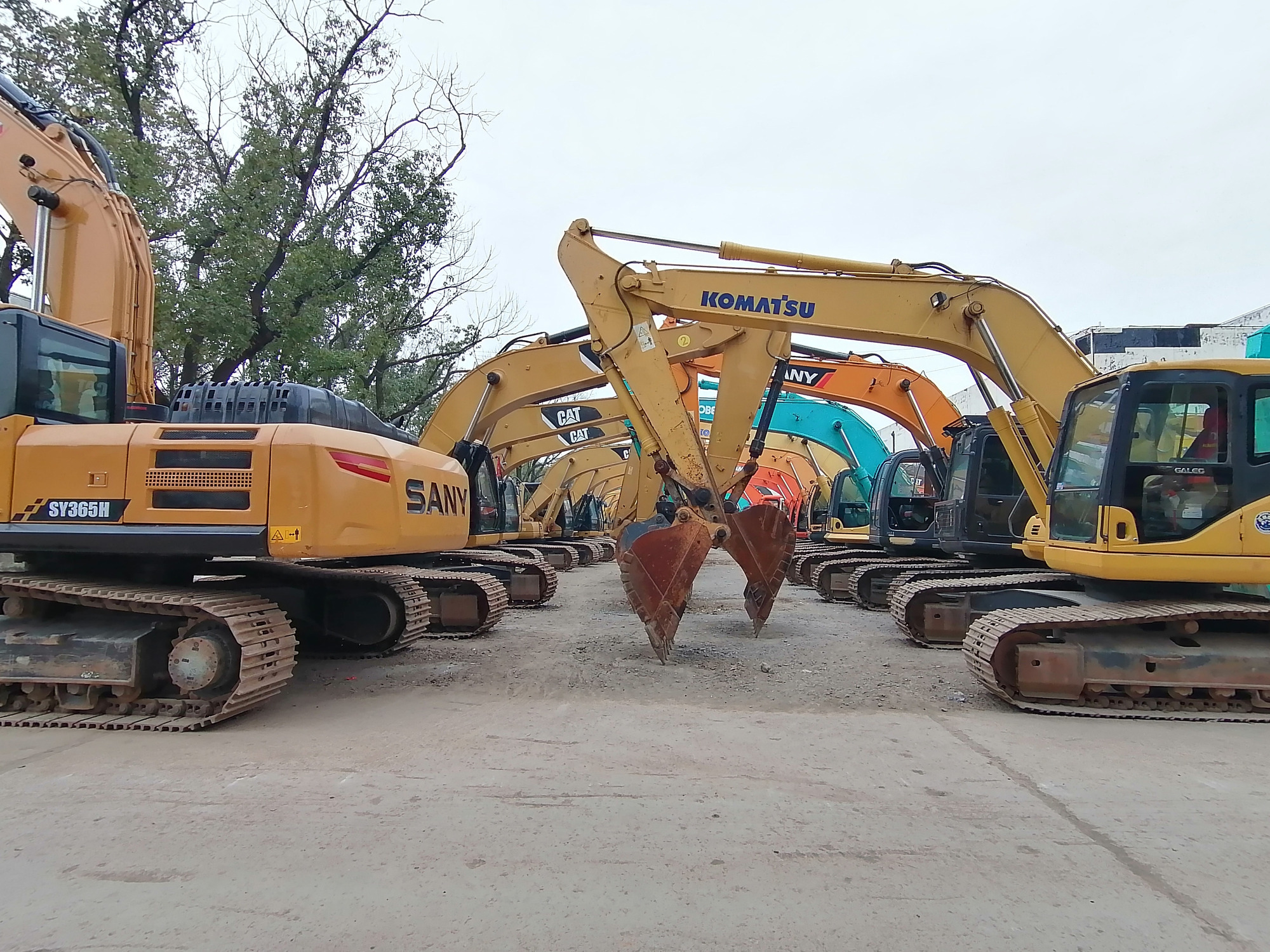 Qingdao Higher Weight Trade Co. LTD - شاحنة SINOTRUK - سنة: 2024, الصين, 6x4 undefined: صور 6