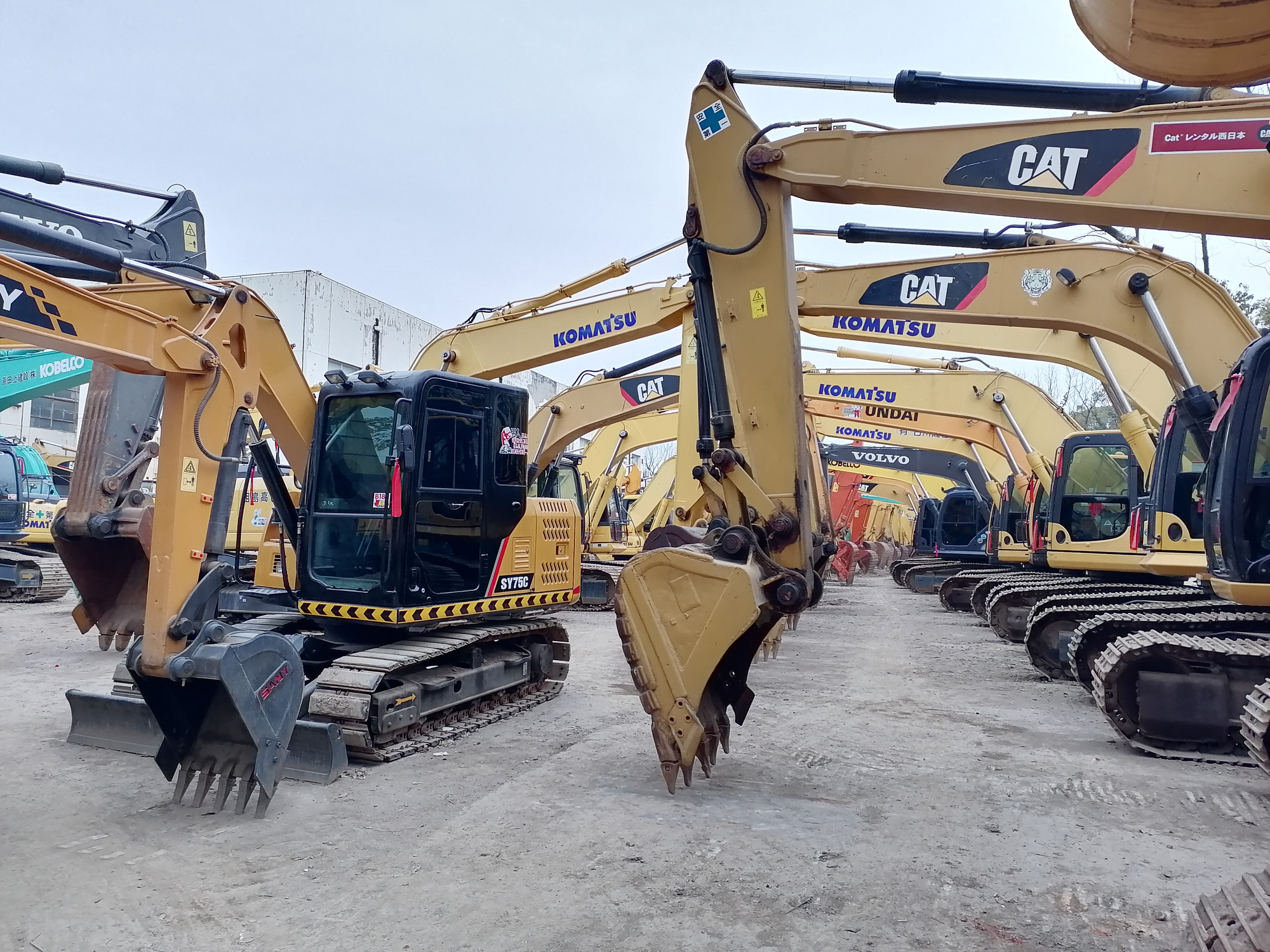 Qingdao Higher Weight Trade Co. LTD - شاحنة SINOTRUK - سنة: 2024, الصين, 6x4 undefined: صور 8