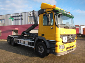 شاحنة ذات الخطاف MERCEDES-BENZ Actros 2536
