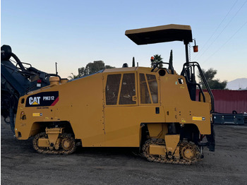 ماكينات لصقل الأسفلت CATERPILLAR