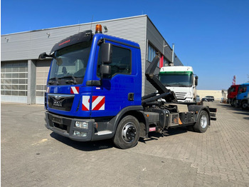 شاحنة ذات الخطاف MAN TG-L 8.250 4x2 BB Abrollkipper 6 Zyliner 250PS E: صور 1