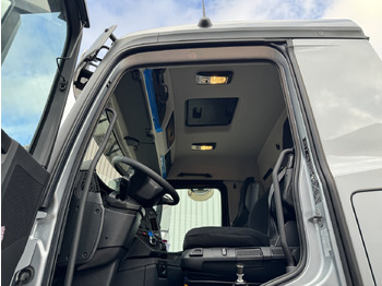 Interior photo 1: شاحنة ذات الخطاف جديد Mercedes-Benz Arocs 4148 K 8x4/4 Arocs 4148 K 8x4/4/45, Turbo-Retarder-Kupplung, Grounder