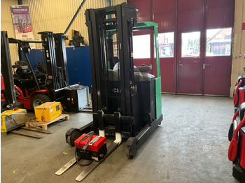 معدات المناولة CATERPILLAR