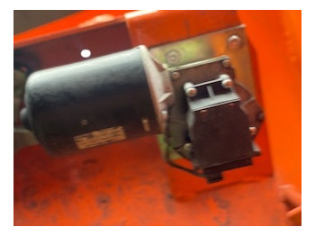 مساحة الزجاج الأمامي - الآلات والماكينات الزراعية Silniczek wycieraczek JLG: صور 3 مساحة الزجاج الأمامي - الآلات والماكينات الزراعية Silniczek wycieraczek JLG: صور 3