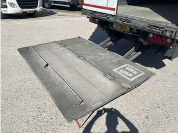 بصندوق مغلق نصف مقطورة Schmitz Cargobull SCB S2 / Box Trailer / 2 axle / Loadlift / APK TUV 02-26: صور 5