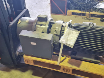 قطع الغيار - رافعة برجية Liebherr 71 EC Hubwerksmotor neu gewickelt: صور 2