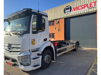 شاحنة ذات الخطاف MERCEDES-BENZ Antos 1843