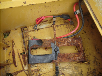 خزان هيدروليكي - آلات البناء Caterpillar 735 Serbatotio olio idraulico, completo di porta batterie, quadro elettrico.: صور 5