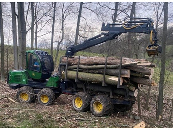 شاحنات نقل الأخشاب في الغابات JOHN DEERE
