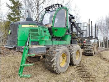شاحنات نقل الأخشاب في الغابات JOHN DEERE