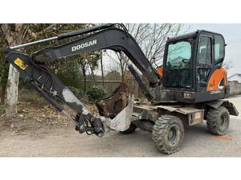 حفارة على عجلات DOOSAN DX60