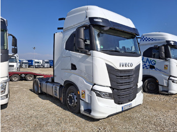 شاحنة جرار IVECO