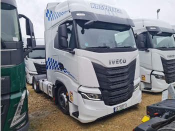 شاحنة جرار IVECO