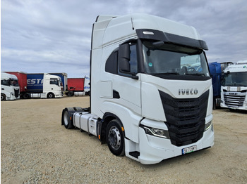 شاحنة جرار IVECO