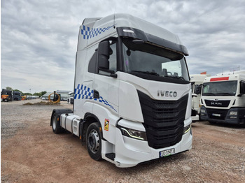 شاحنة جرار IVECO