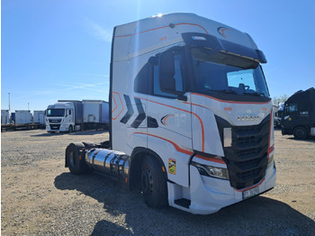 شاحنة جرار IVECO