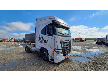 شاحنة جرار IVECO