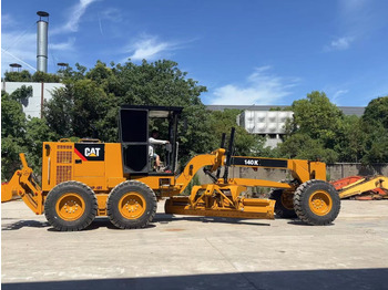 آلة تسوية الأرض CATERPILLAR 140K