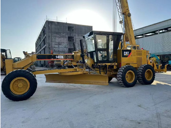 آلة تسوية الأرض CATERPILLAR 140K