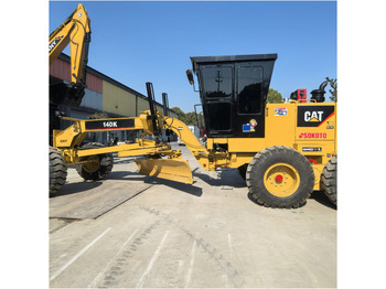 آلة تسوية الأرض CATERPILLAR 140H