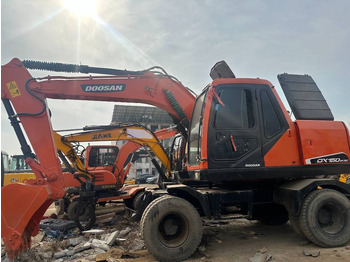 حفارة على عجلات DOOSAN