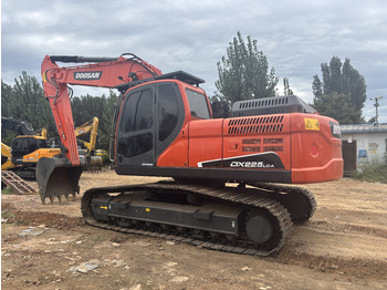 حفارات زحافة DOOSAN DX225