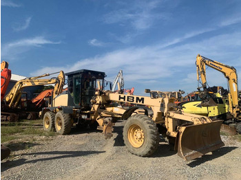 آلة تسوية الأرض