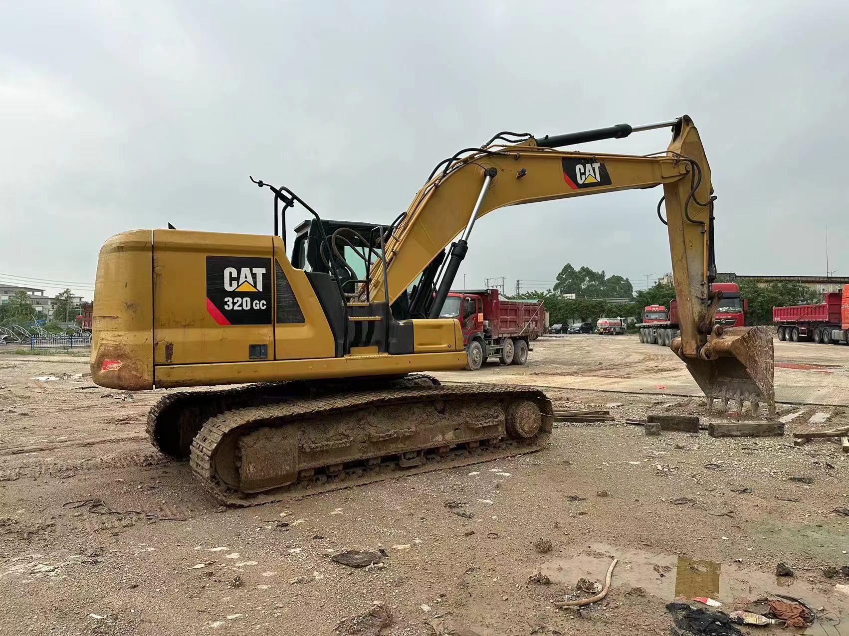 حفارات زحافة CATERPILLAR 320GC