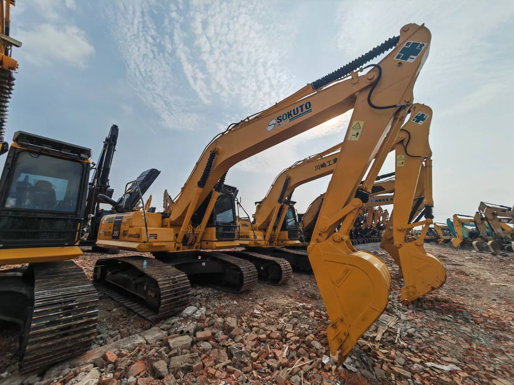 حفارات زحافة KOMATSU PC200