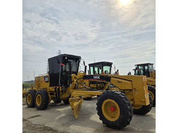 آلة تسوية الأرض CATERPILLAR 140K