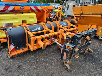 كاسحة ثلوج UNIMOG