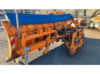 كاسحة ثلوج UNIMOG