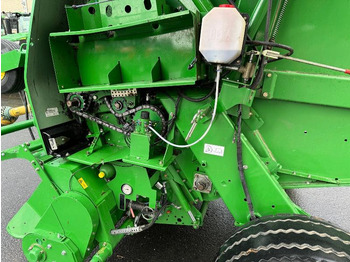مكبس القش الدائري JOHN DEERE 864: صور 5