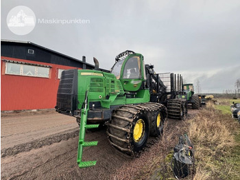 شاحنات نقل الأخشاب في الغابات JOHN DEERE