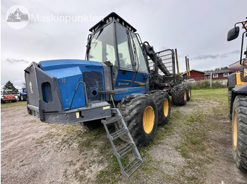 شاحنات نقل الأخشاب في الغابات