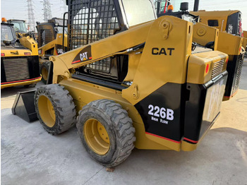 آلات البناء CATERPILLAR 226