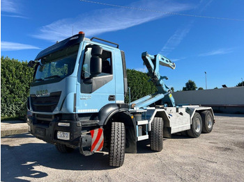 شاحنة ذات الخطاف IVECO Trakker