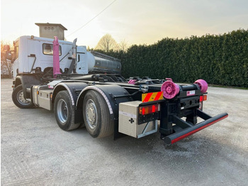 شاحنة ذات الخطاف SCANIA P410 SCARRABILE CON RIDUTTORE AI MOZZI: صور 4