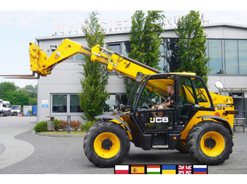 جرافة ذات عجلات تلسكوبية JCB