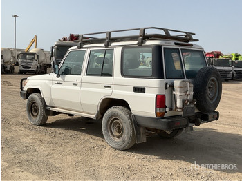 سيارة دفع رباعي 2018 Toyota Land Cruiser 76L 4x4 SUV: صور 3